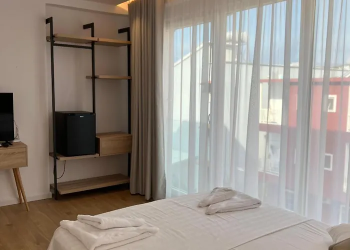 Trevi & Restorant, Hotel Shëngjin