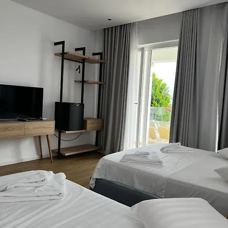 Trevi & Restorant, Hotell