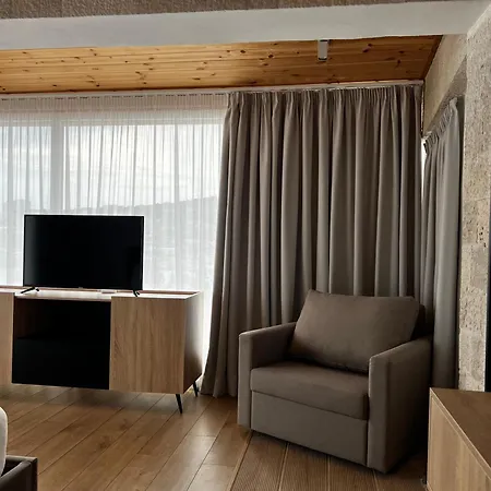 Trevi & Restorant, Hotell Shëngjin