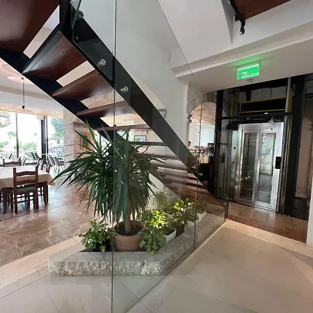 Trevi & Restorant, Hotell