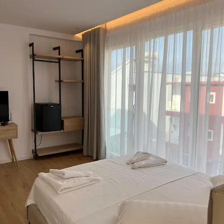 Trevi & Restorant, Hotell Shëngjin