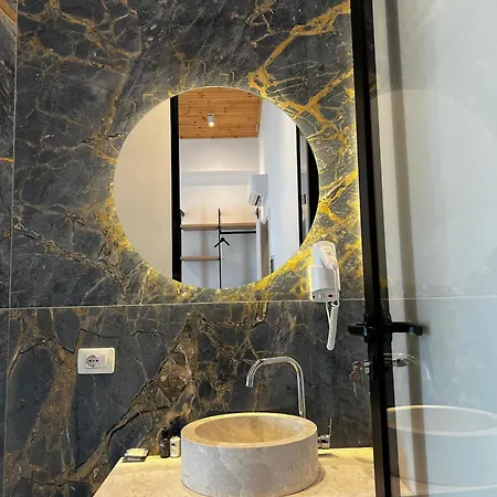 Trevi & Restorant, Hotell 4*