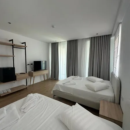 Trevi & Restorant, Hotell 4*