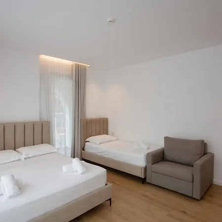 Trevi & Restorant, Hotel Shëngjin