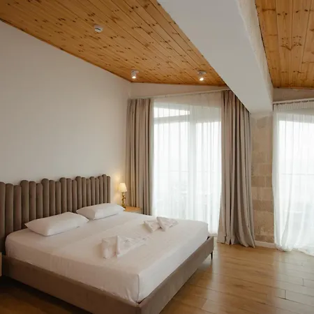 Trevi & Restorant, Отель
